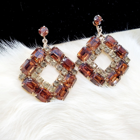 Vintage Jewelry - •Rhinestone overload!screw-on earrings•retro